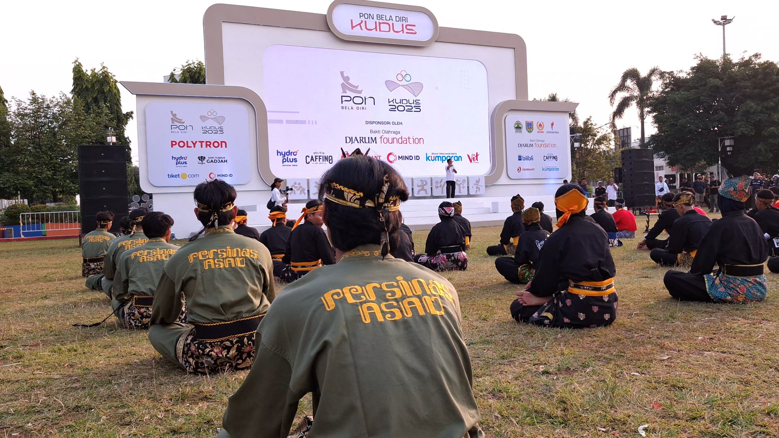 Para pesilat Persinas ASAD Kabupaten Kudus, binaan LDII Kudus, duduk berbaris rapi di area Alun-Alun Simpang 7 Kudus saat mengikuti acara Promosi PON Beladiri 2025, Kamis (9/10/2025). Kegiatan ini menampilkan semangat sportivitas dan persaudaraan antarperguruan bela diri di Kudus, sekaligus menjadi ajang memperkenalkan kekayaan budaya pencak silat Indonesia kepada masyarakat luas.