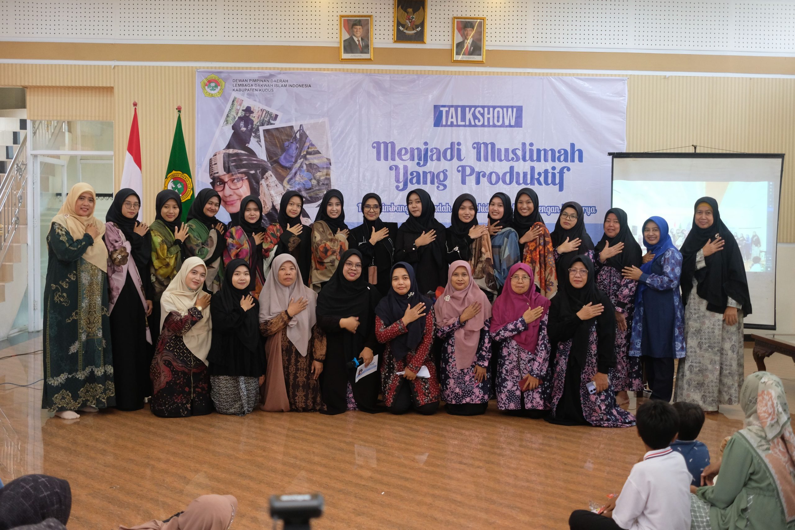Pengurus PPKK DPD LDII Kudus Bersama Fashion Show Ibu Ida Royani