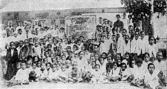 Ki Hadjar Dewantara bersama murid-muridnya di Taman Siswa tahun 1992